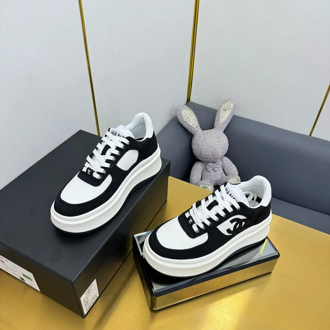 👟👟Ex-factory price 600👟👟 Upgraded version, upgraded version, upgraded version! No rebuttal accepted! ! ! ! Chanel Chanel panda shoes! 2025 counter's top casual sports shoes. This classic design; the upper is electro-embroidered with a variety of techniques; the outsole is fashionable and sporty; the unusual inclusion of a variety of color matching elements... The diversified mix and match is very good-looking and versatile, and can be used for leisure, fashion, sports, and outdoor... ꫛꫀꪝ Go➫ Materials: ❶Upper made of: original imported first-layer silk cowhide + original waterproof cloth + original first-layer cowhide ❷Inner lining: Original Yangli+Net ❸Outsole based on: Original TPU combination outsole Counter boutique packaging complete set for women 35–41 👉 👉